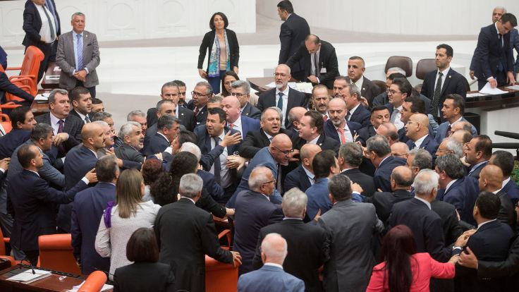 CHP ve MHP milletvekilleri arasında gerginlik