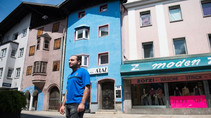 Avusturya'da tarihi binayı bordo maviye boyadı