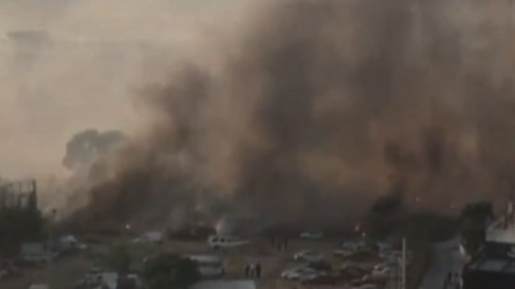 İzmir'de yangın: 25 araç hasar gördü