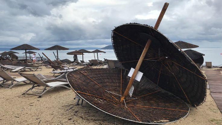 Yunanistan'da fırtına: Altı turist öldü