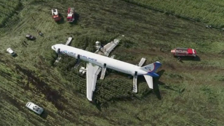 Rus pilotlar kuş sürüsüne çarpan uçağı nasıl kurtardı?