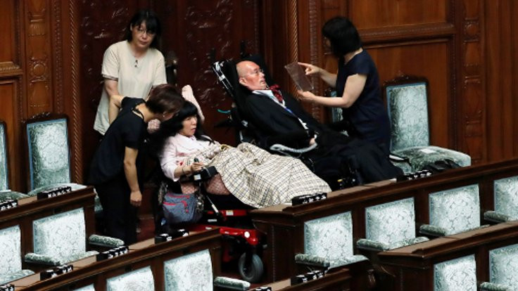 Japonya'da bir ilk: Ağır engelli milletvekilleri mecliste