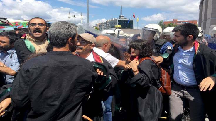 HDP Milletvekili Ahmet Şık darp edildi