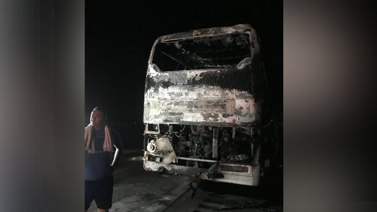 İzmir'de seyir halindeki otobüs yandı