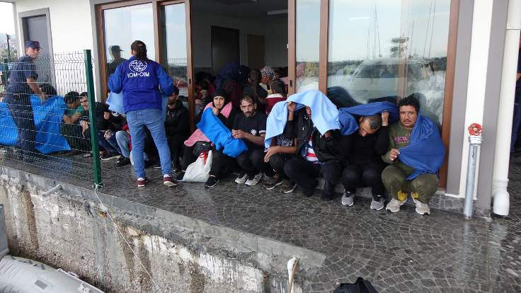 Midilli'ye gitmek isteyen 330 göçmene gözaltı