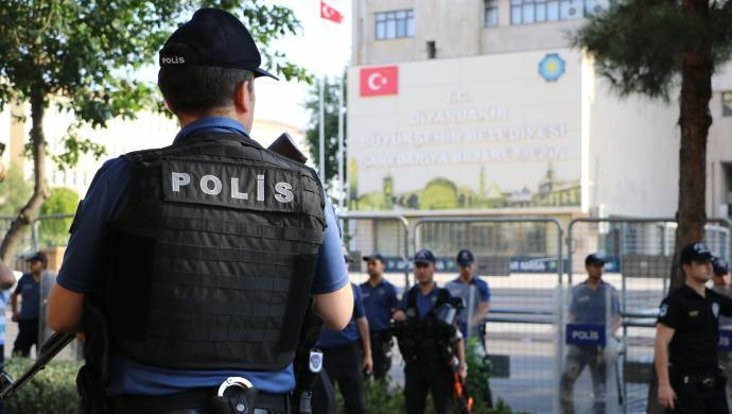 Diyarbakır'da 44 kişi için ek gözaltı süresi