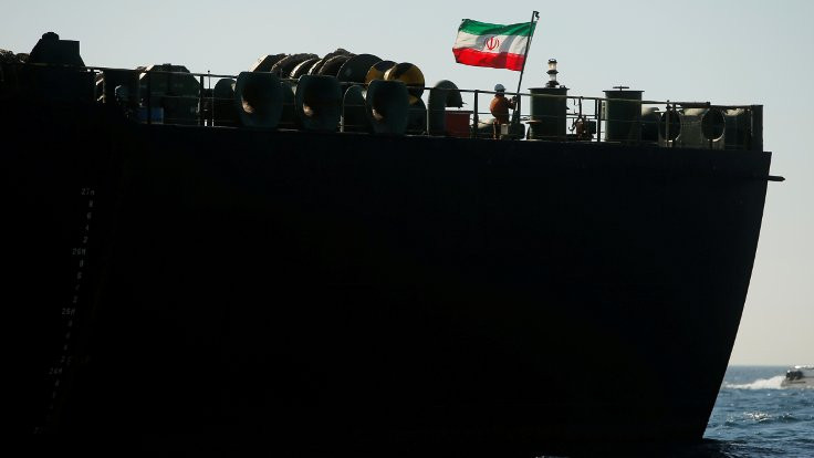 İran'a ait petrol tankeri Yunanistan'a gidiyor