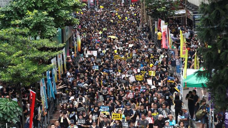 Hong Kong Çin'e karşı sokakta