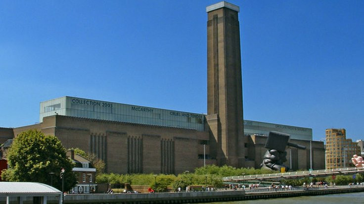 Tate Modern'de bir çocuk balkondan atıldı