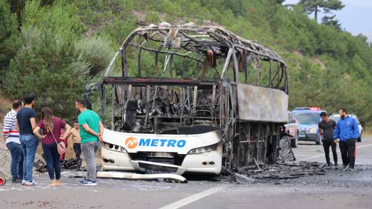 Seyir halindeki yolcu otobüsü yandı