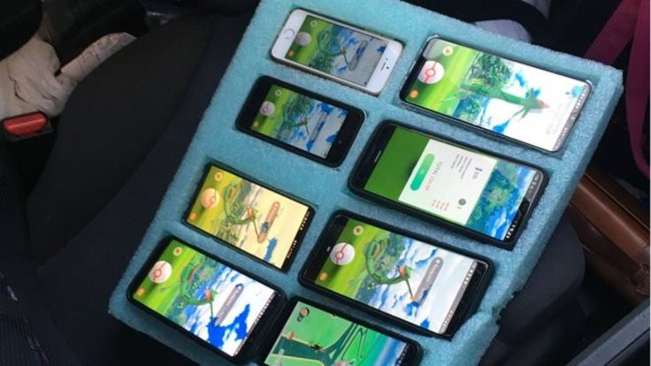 Otobanda sekiz telefonla Pokemon Go oynarken yakalandı!