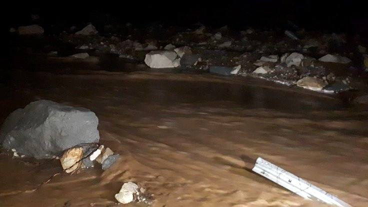 Sivas'ta HES kanalı patladı, araçlar suya kapıldı