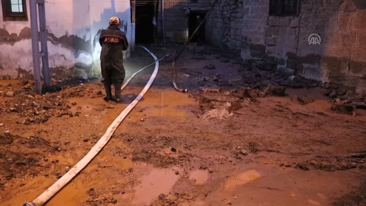 Sivas'ta sel: 7 ev su altında kaldı