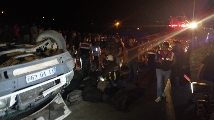 Mültecileri taşıyan minibüs kaza yaptı: 43 yaralı
