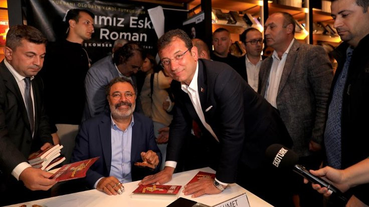 Ekrem İmamoğlu Ahmet Ümit’e kitap imzalattı