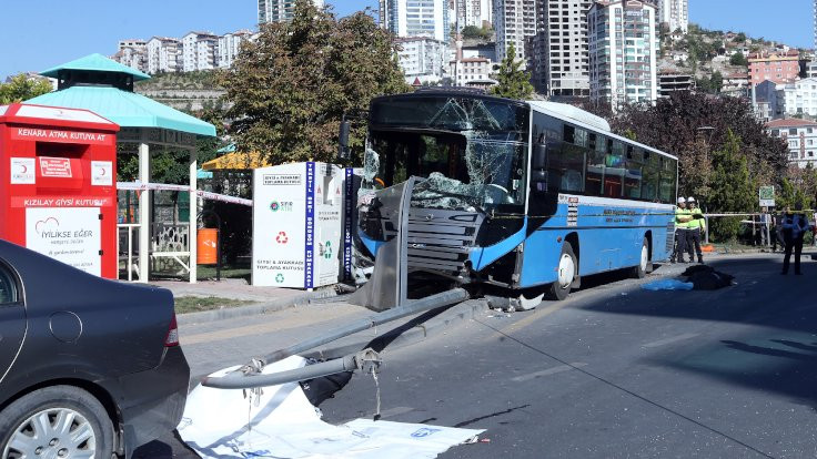 Halk otobüsü durağa girdi: 3 ölü