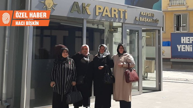 Anneler Kayseri'de AK Parti önüne gitti