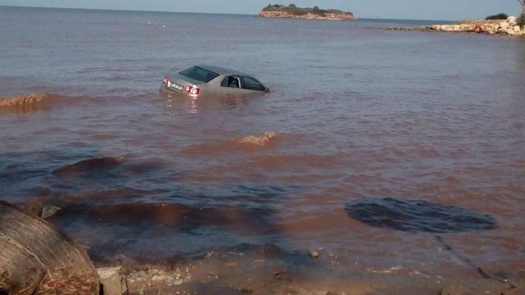 Didim'deki sağanak yağış bir otomobili denize sürükledi