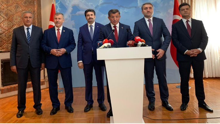 Davutoğlu 'AK Parti için' AK Parti'den istifa etti