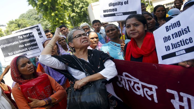 Delhi'de dedikodu yüzünden hamile kadına saldırdılar
