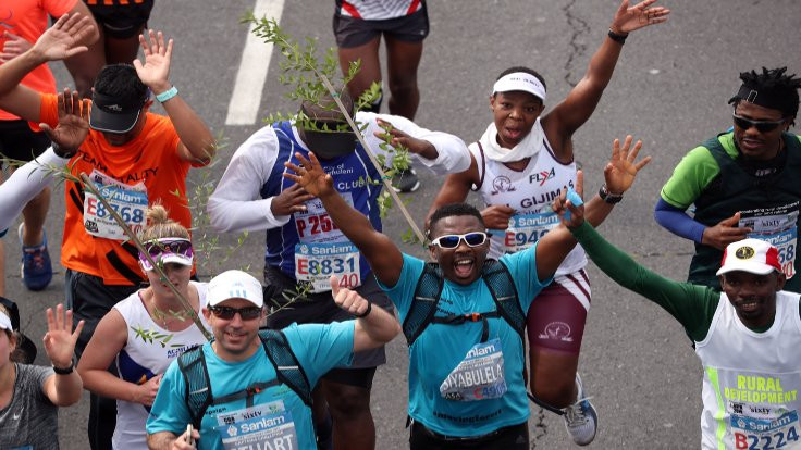 Kuraklığa karşı sırtlarında fidanla maraton koştular