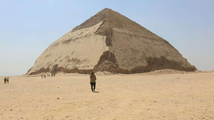 'Bükülmüş' piramit açıldı