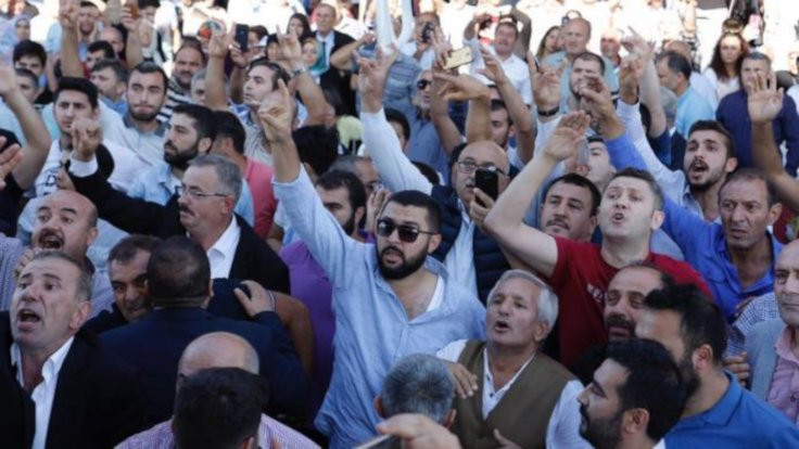 Karamollaoğlu'na ülkücü bir gruptan protesto