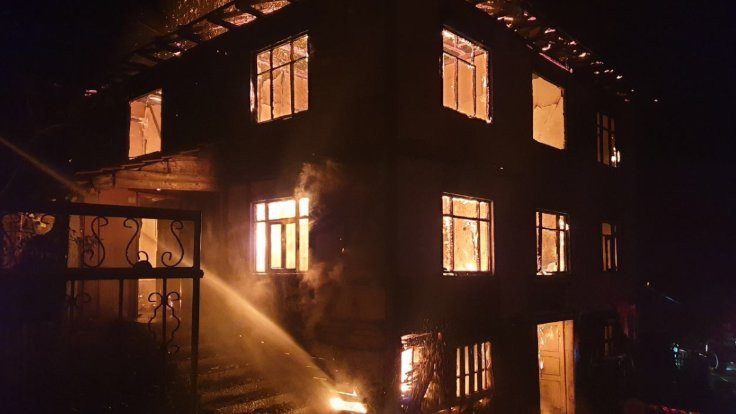 Düzce'de üç katlı ev yandı