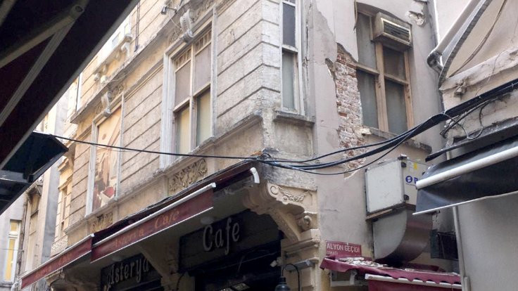 Beyoğlu'nda riskli bina boşaltıldı