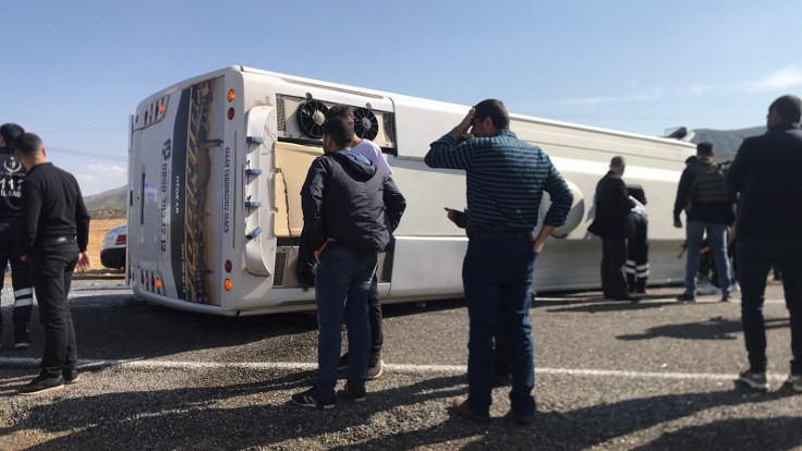 Bingöl'de yolcu midibüsü devrildi: 25 yaralı