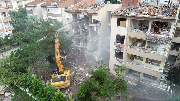 Büyükçekmece'de riskli bina yıkımı