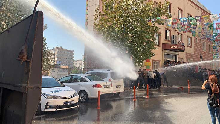 Polisten HDP’lilere sert müdahale