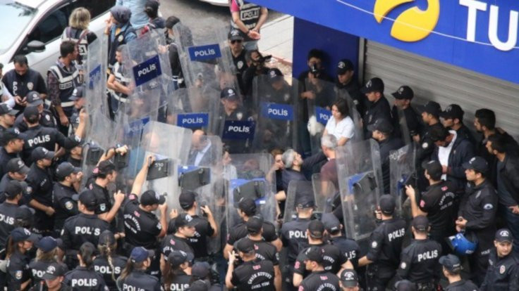 Milletvekilleri polis ablukasıyla engellendi