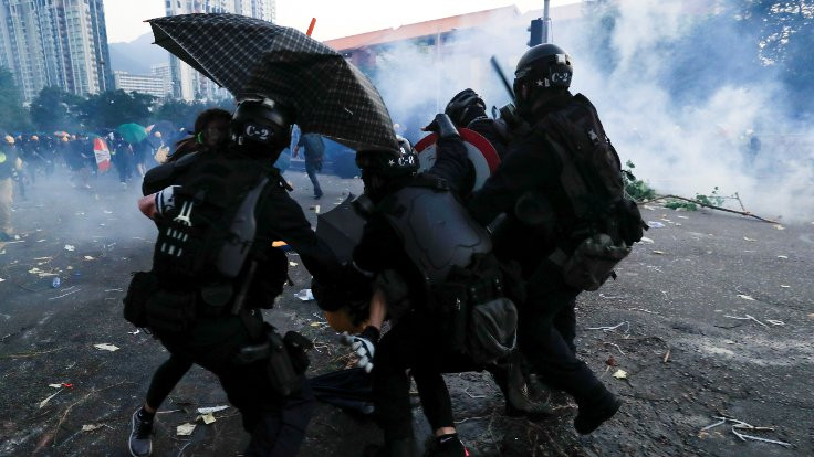 Hong Kong'da protestolarda gazeteci gözünden vuruldu