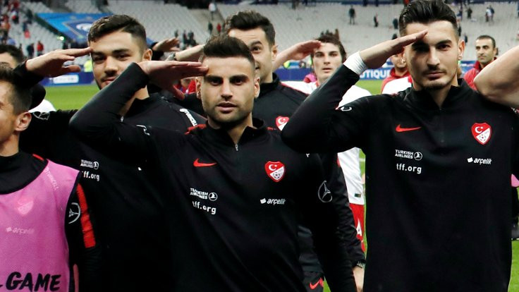 Schalke 04, Ozan Kabak'la 'asker selamı'nı görüşecek