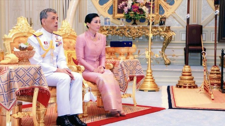 Tayland Kralı, 'resmi metresinin' unvanını geri aldı