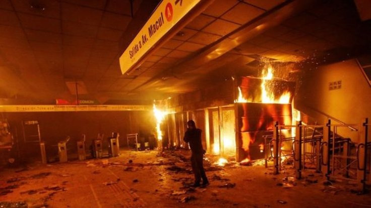 Metro zammına isyan: Santiago'da OHAL ilan edildi