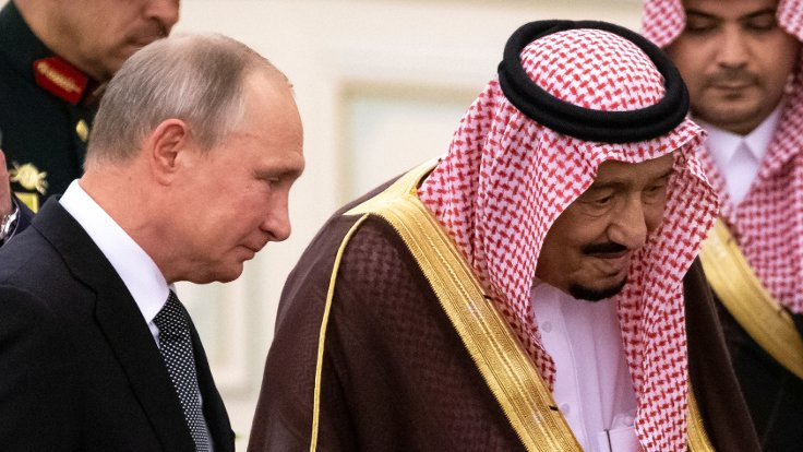 Suudi Arabistan'da Putin'e Rusya milli marşı 'denemesi'