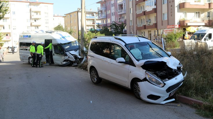 Sivas'ta öğrenci servisi kaza yaptı: 10 yaralı