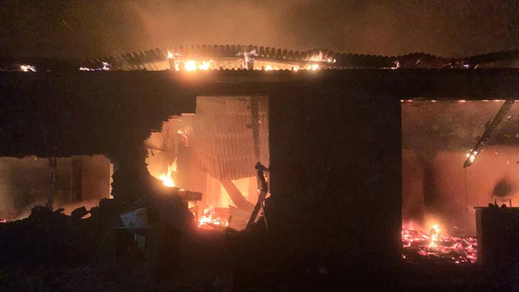Yıldırım düşen ev yandı: 2 ölü