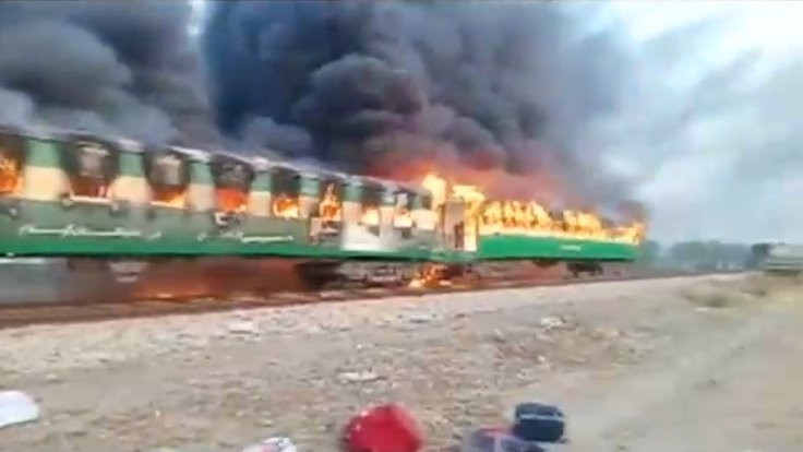 Pakistan'daki tren yangınında en az 64 ölü
