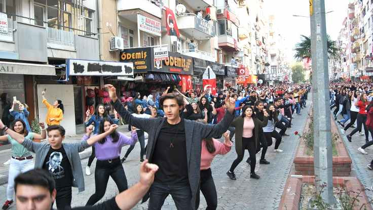 2 bin kişi 29 Ekim'i zeybek oynayarak kutladı