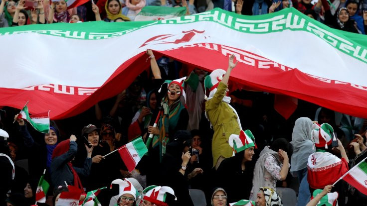 İran'da 5 bin kadın stadyumda maç izledi