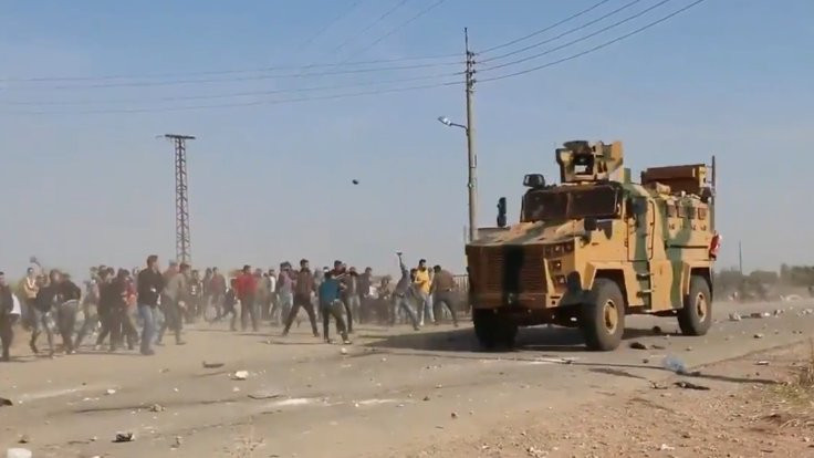 Kobani'de Türk-Rus devriyesi taşlandı