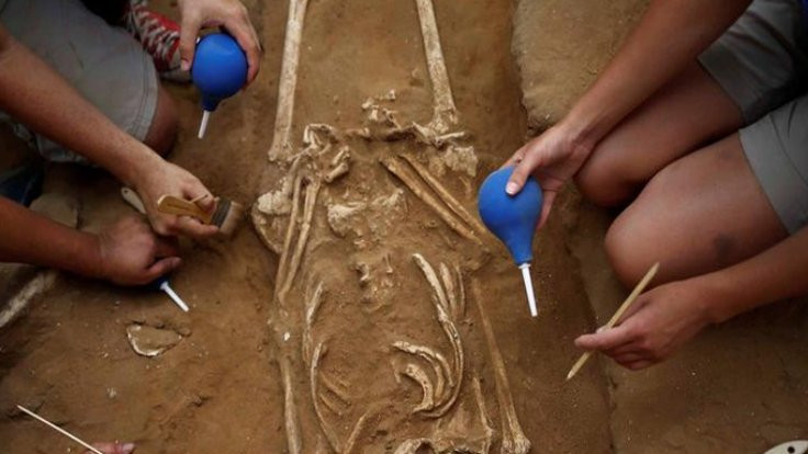 Kafatası 'kasklarıyla' gömülmüş bebek iskeletleri bulundu