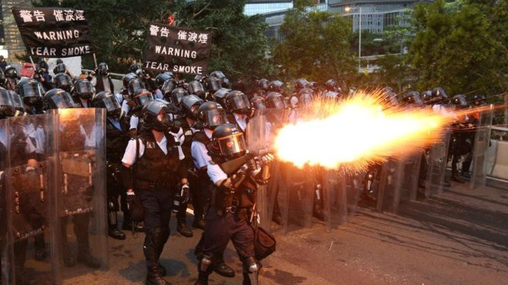 Hong Kong'da Çin yanlısı bir adam ateşe verildi