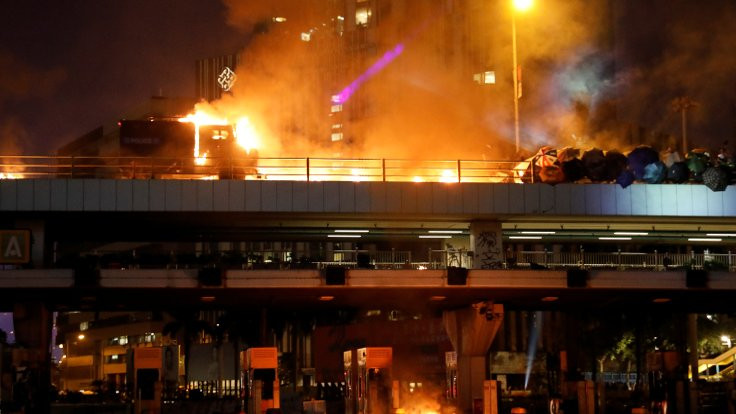 Hong Kong'da bir polis okla vuruldu, Çin askerleri ilk kez kışladan çıktı