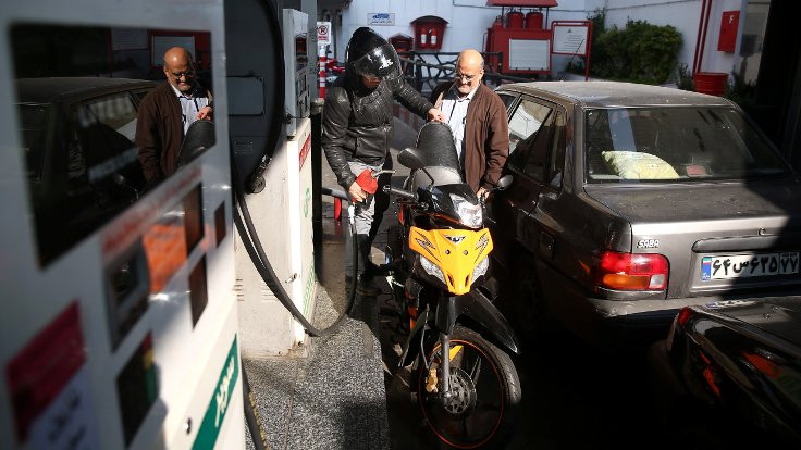 İran'da benzine yapılan zam protesto edildi