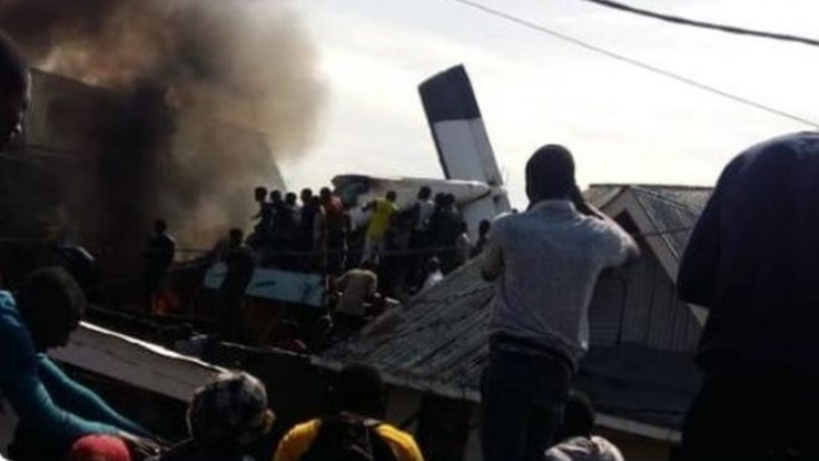 Kongo'da uçak evlerin üzerine düştü: 24 kişi öldü