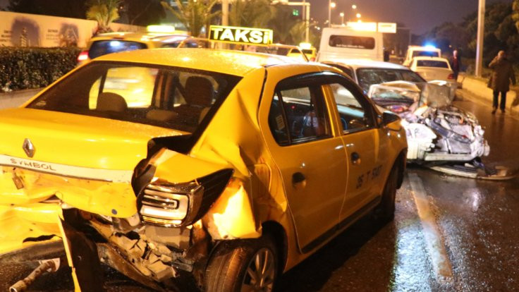 İzmir'de zincirleme trafik kazası: 9 yaralı